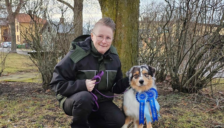 Förare med hund och deras prisrosetter