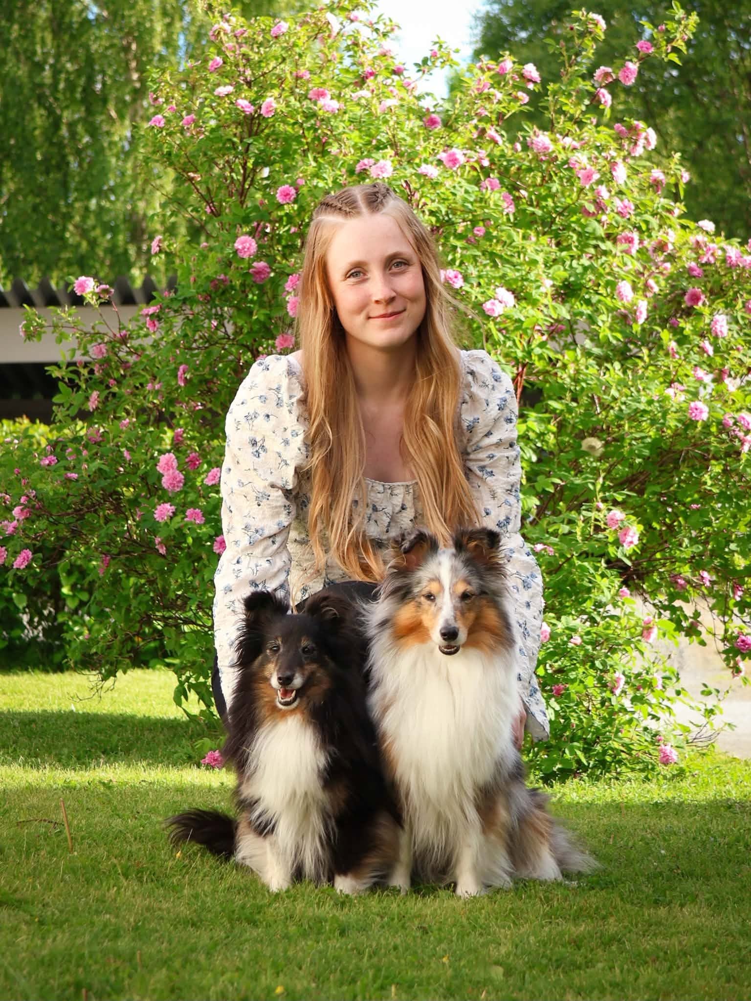 Bild på Linn med sina hundar Mira och Mini