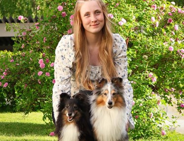 Bild på Linn med sina hundar Mira och Mini