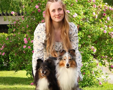 Bild på Linn med sina hundar Mira och Mini