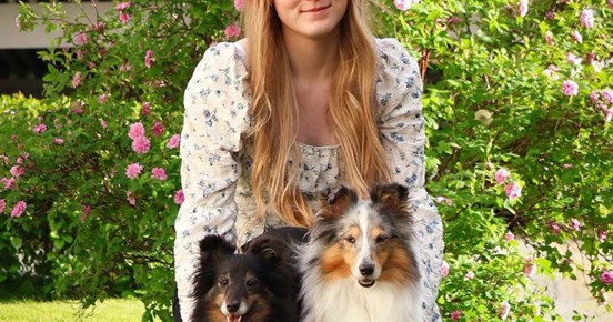 Bild på Linn med sina hundar Mira och Mini