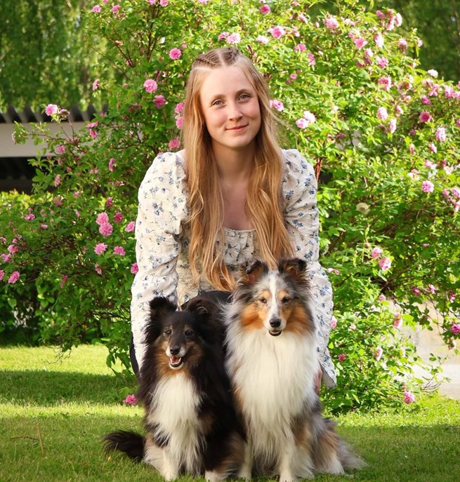 Bild på Linn med sina hundar Mira och Mini