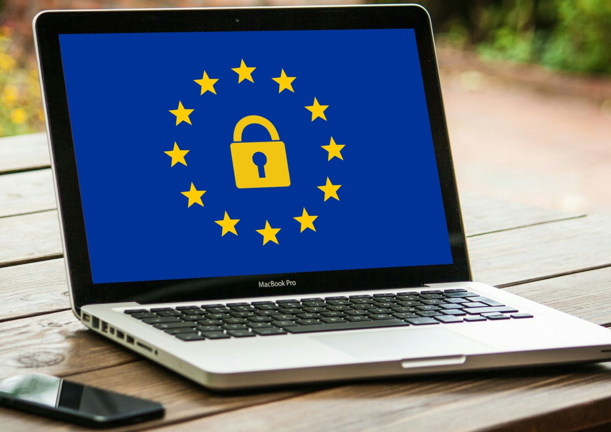 Bild på en laptop. På skärmen visas EU: flaggans stjärnor runt ett hänglås. 