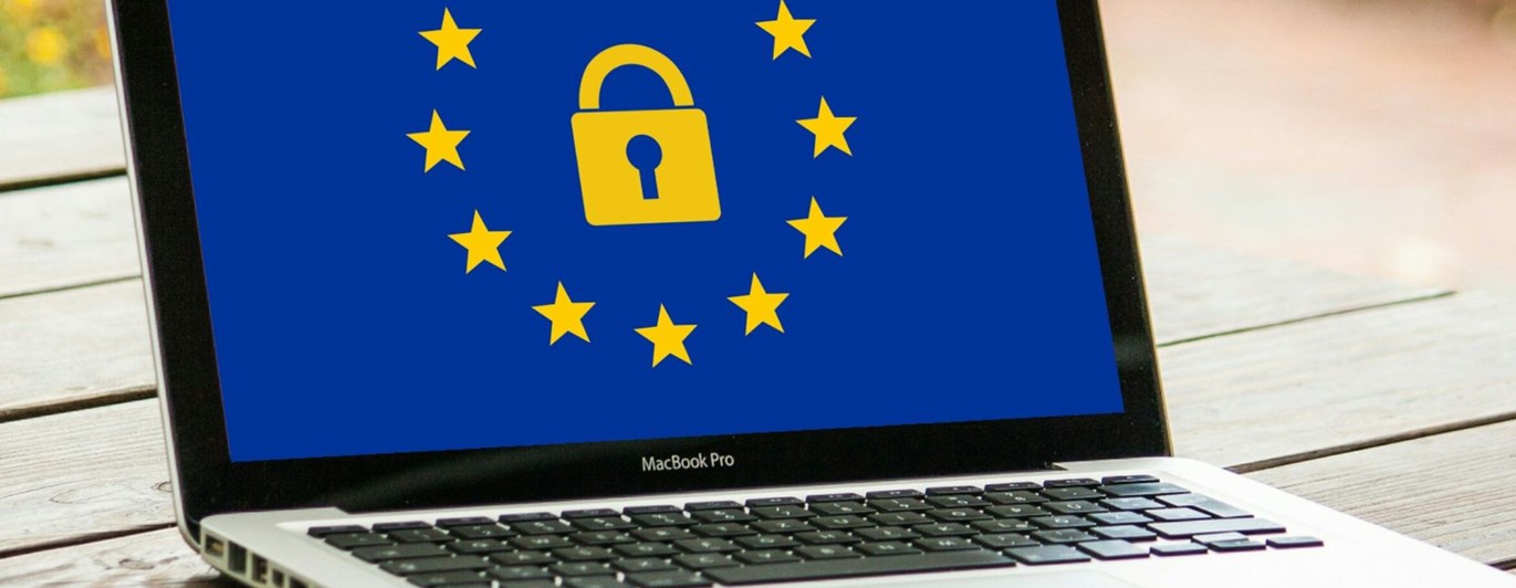 Bild på en laptop. På skärmen visas EU: flaggans stjärnor runt ett hänglås.