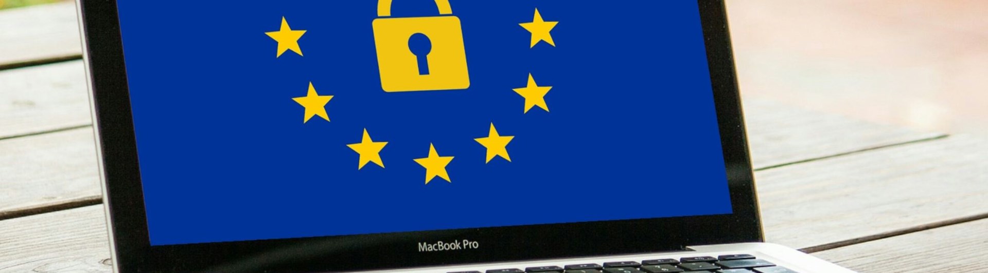Bild på en laptop. På skärmen visas EU: flaggans stjärnor runt ett hänglås.