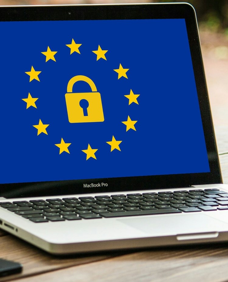 Bild på en laptop. På skärmen visas EU: flaggans stjärnor runt ett hänglås.