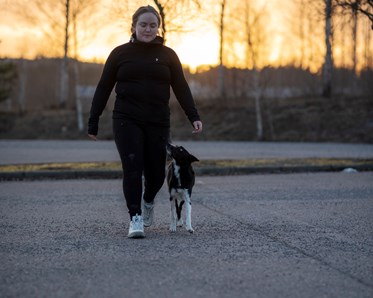 Sofia & hunden On tränar fotgående