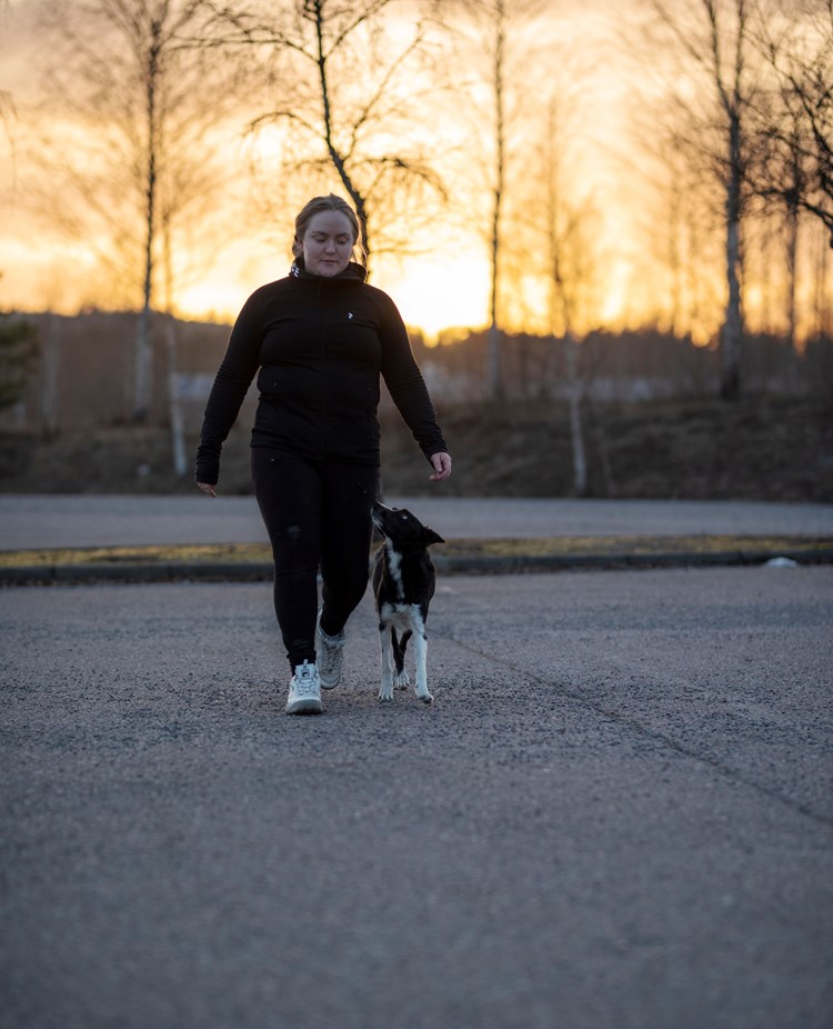 Sofia & hunden On tränar fotgående