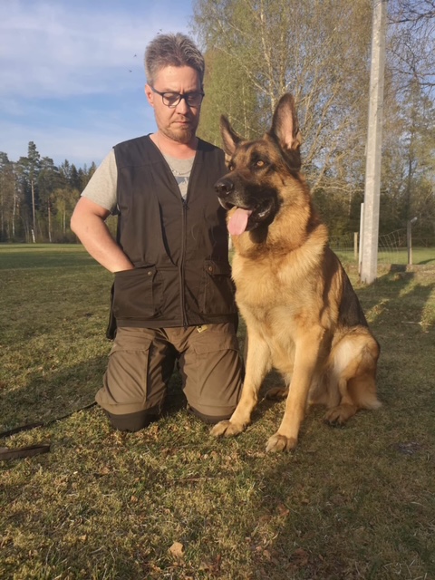 Åke med sin schäfer bredvid sig