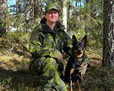 Bild på styrelseledamot Mikaela med sin hund Link.