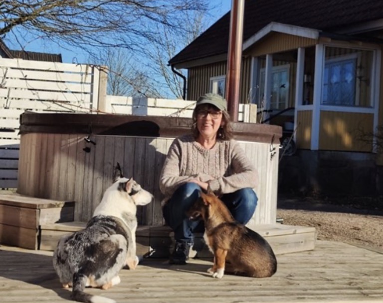 Marika sitter på altanen med sina hundar vid sidan om sig