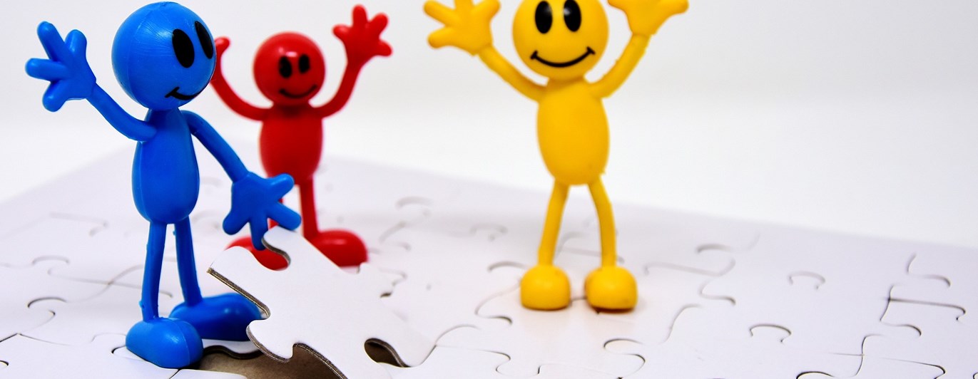 Bild som visar teamwork med pusselbitar.