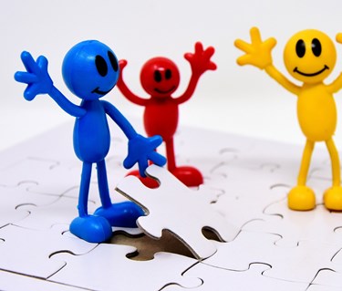 Bild som visar teamwork med pusselbitar.