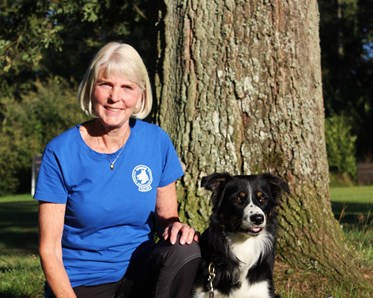 Gun Lindwall med hund