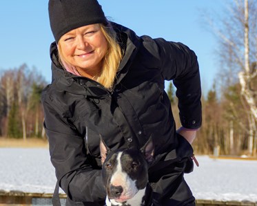 Annicka och mini bullterriern Ozzy