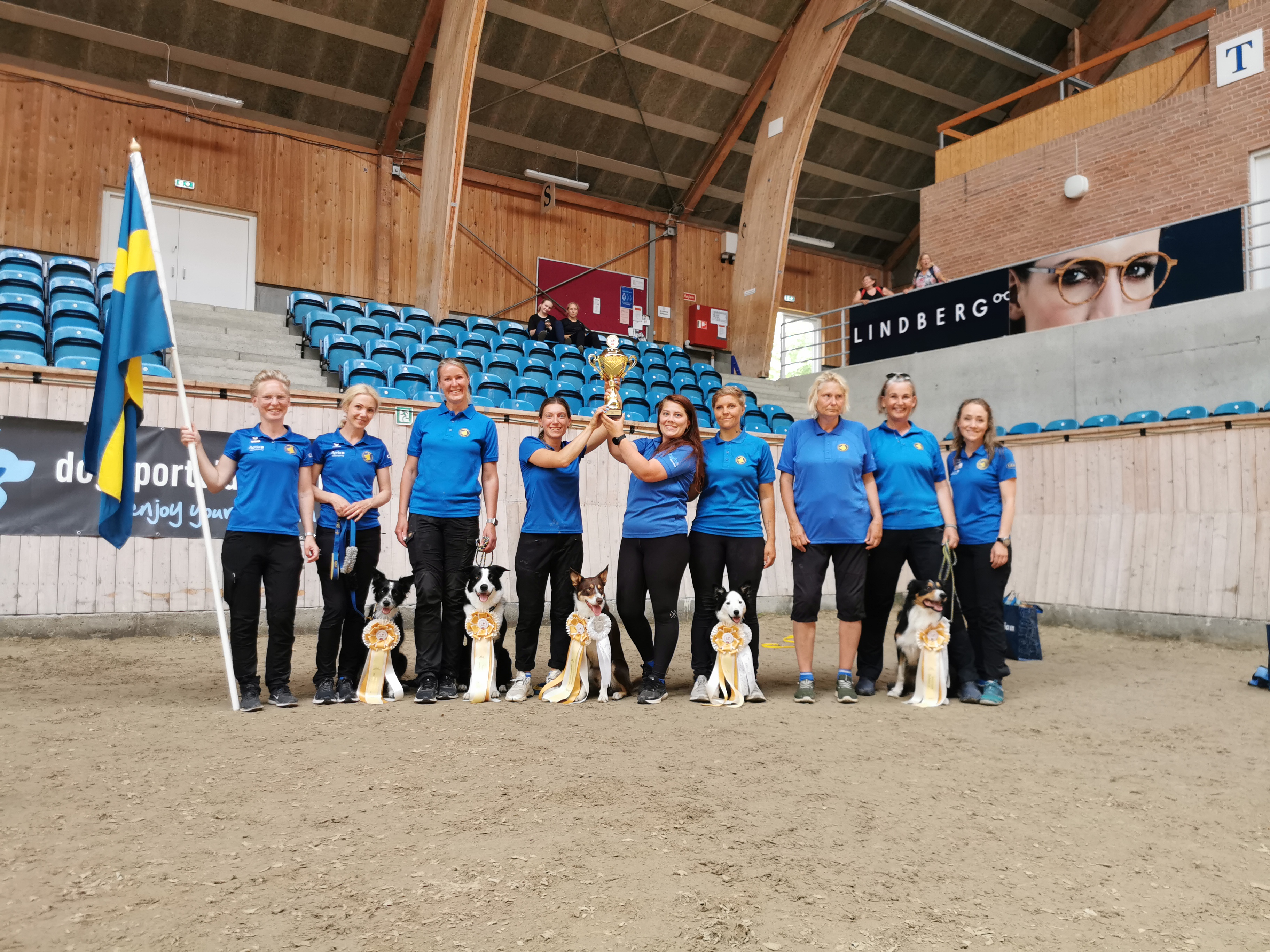 Bild på det svenska landslaget i lydnad med sin pokal