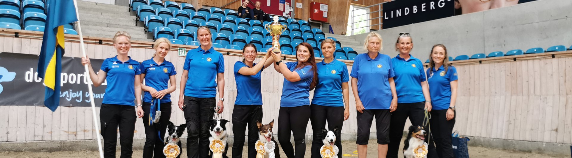 Bild på det svenska landslaget i lydnad med sin pokal