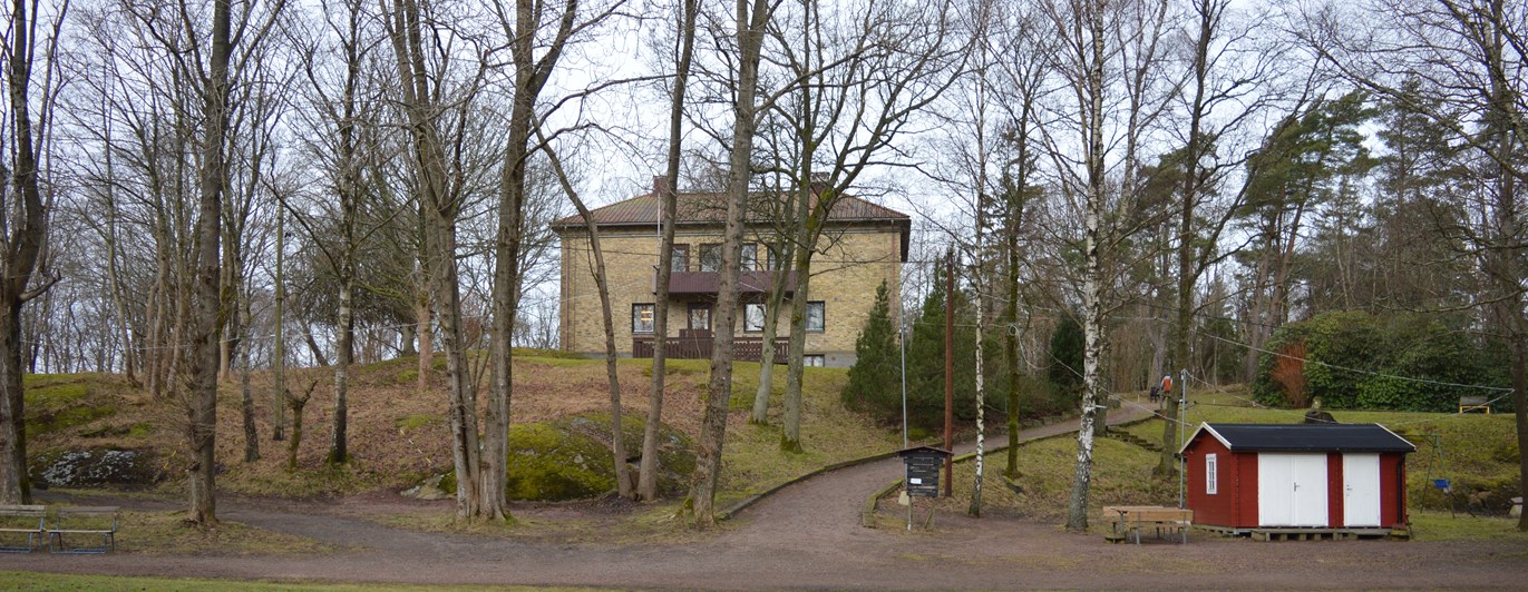 En bild på nedre delen av appellplanen med klubbhuset som syns uppe på kullen.