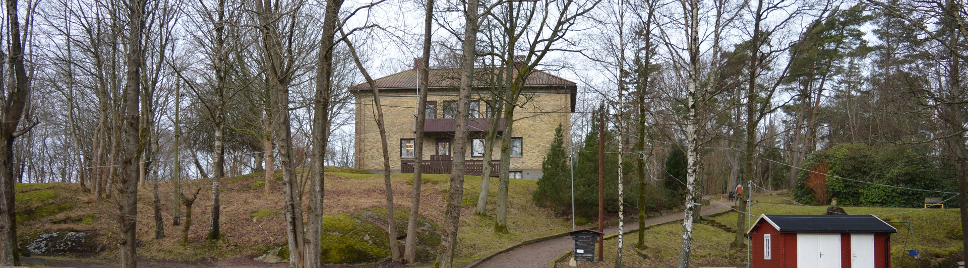 En bild på nedre delen av appellplanen med klubbhuset som syns uppe på kullen.