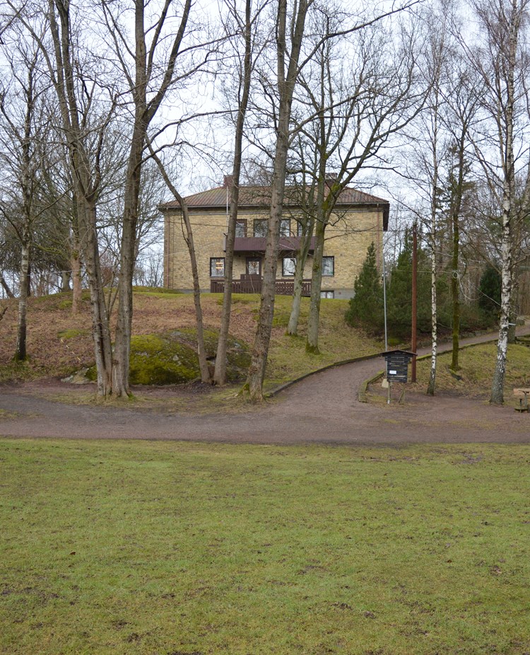 En bild på nedre delen av appellplanen med klubbhuset som syns uppe på kullen.