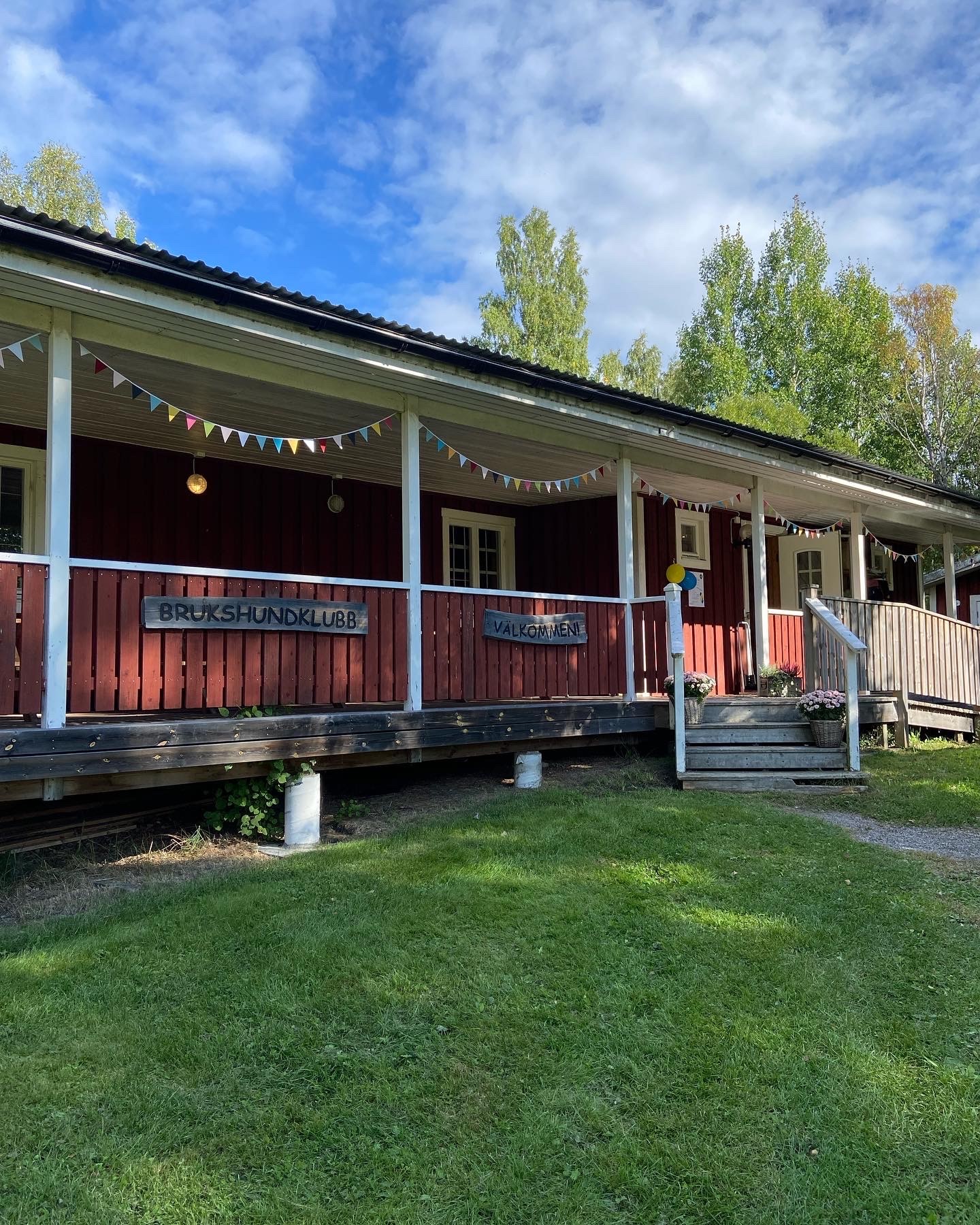 Ockelbo Brukshundklubbs klubbstuga. Bilden är tagen under Öppet hus i september-22, därför hänger färgglada girlanger och ballonger i taket. 