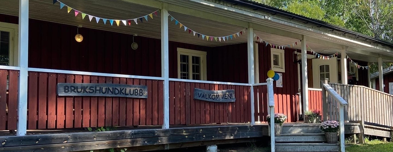 Ockelbo Brukshundklubbs klubbstuga. Bilden är tagen under Öppet hus i september-22, därför hänger färgglada girlanger och ballonger i taket.
