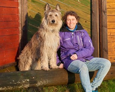 Jana Himmel sitter bredvid sin Picard Moril i solen.