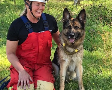 bild på linda jansson och hennes hund Nita