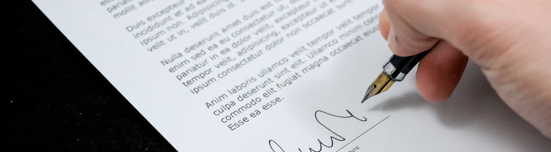 Papper med text och signatur