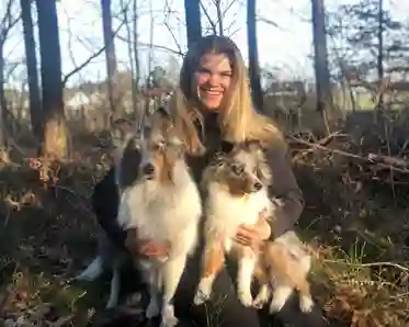 Robyn Åhlin med hundarna Winston och Nocco (båda Shetland sheepdog)