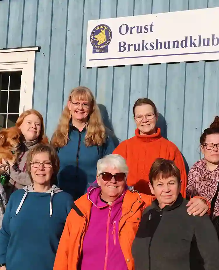 Orust Brukshundklubbs nyvalda styrelsen 2023 framför klubbstugan.