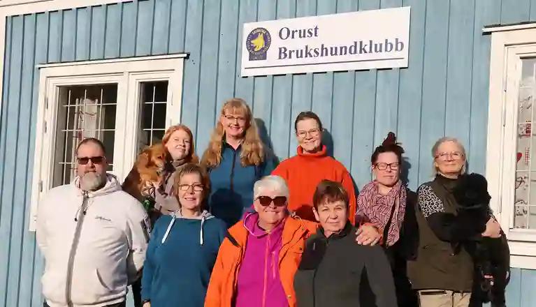 Orust Brukshundklubbs nyvalda styrelsen 2023 framför klubbstugan.