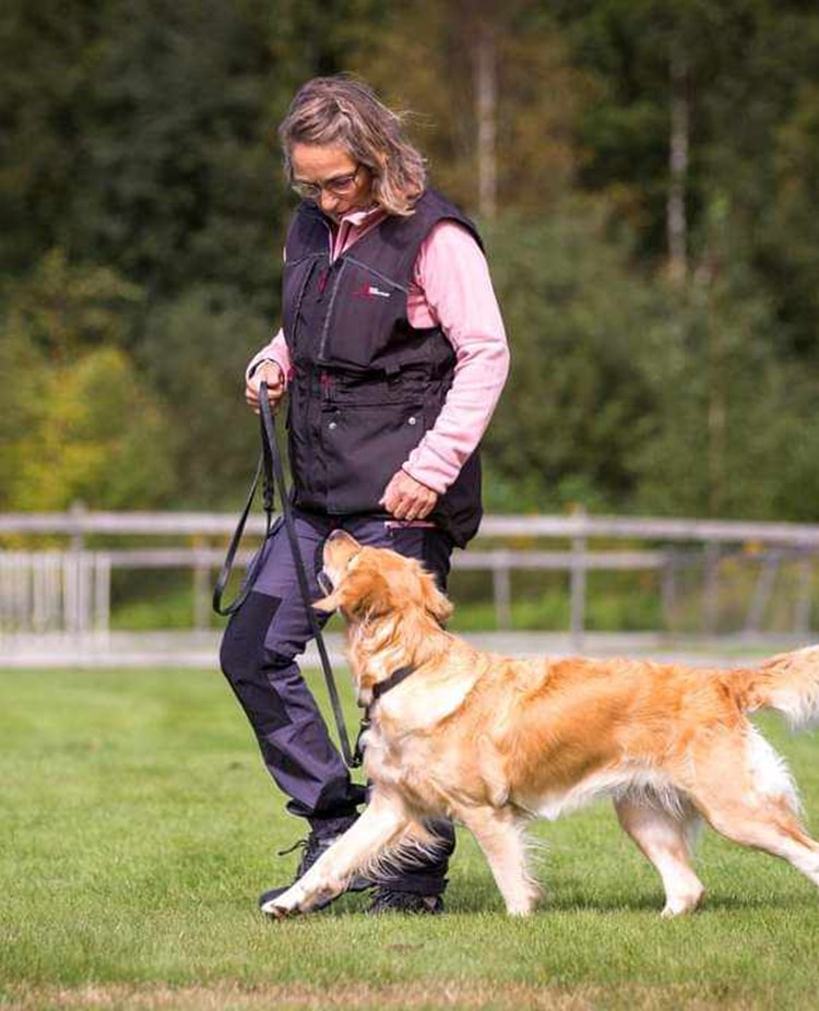 Lena Legnar tränar med sin hund