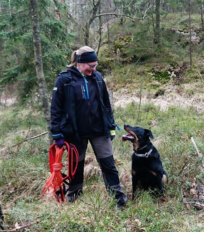 En förare med sin svarta hund sittandes vid sidan