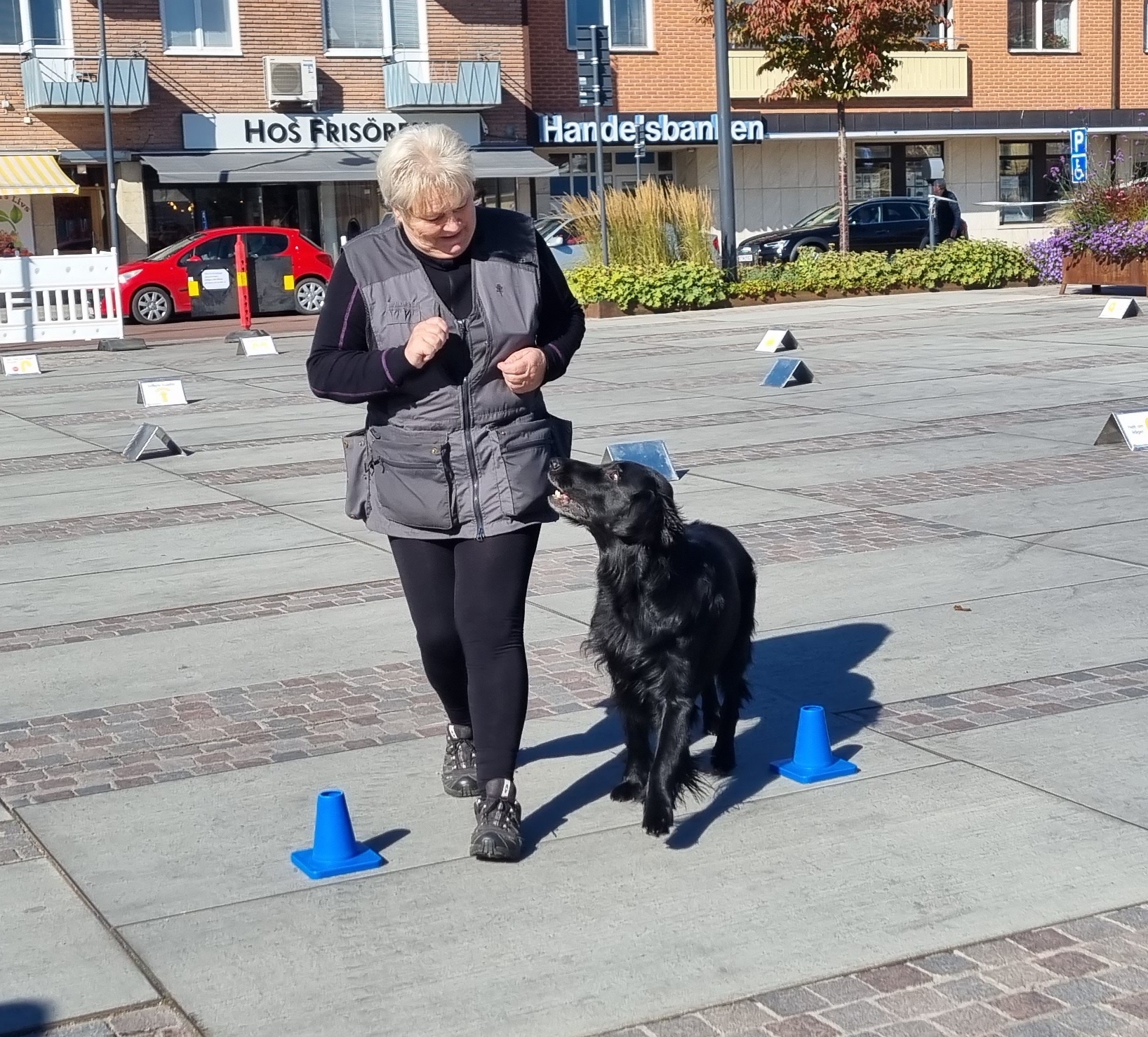 Siv Back och hennes Flatcoated retriever