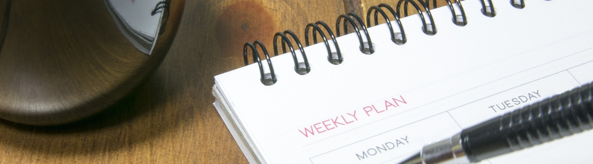 En kalender och en kopp kaffe