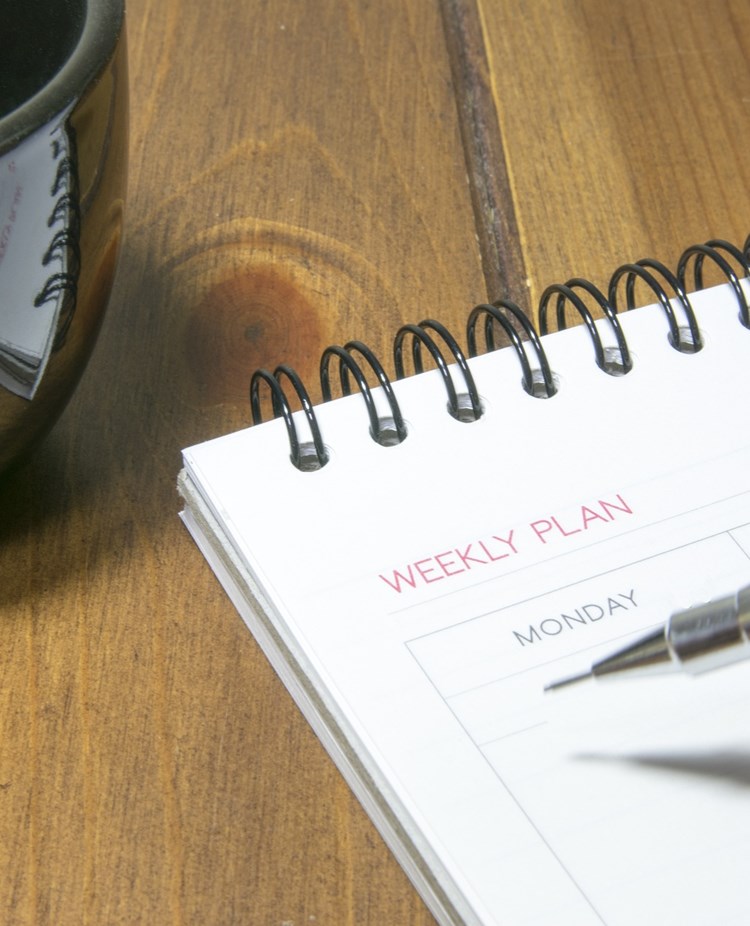 En kalender och en kopp kaffe