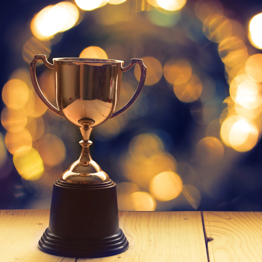 Pokal i guld mot suddig, skimrande bakgrund