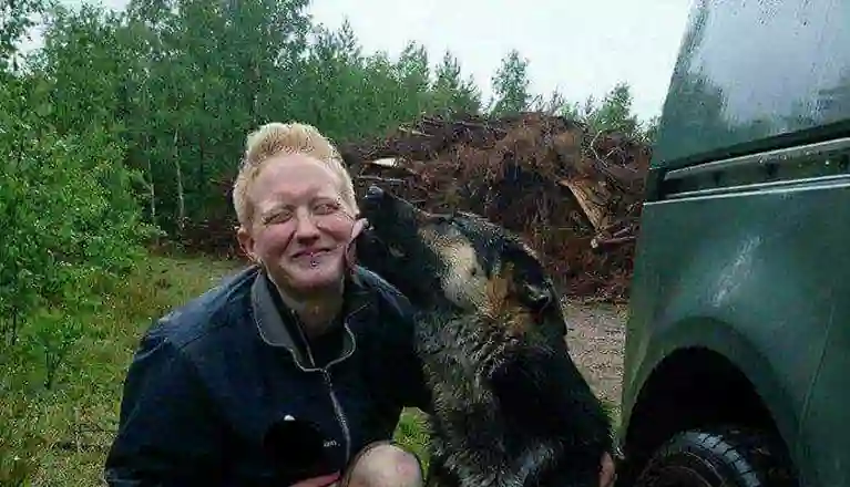 Hund som pussar sin förare