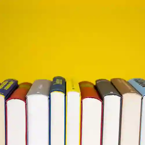 Bild som visar flera böcker framför gul bakgrund.