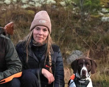 Foto på Emmelie Tilly tillsammans med sin hund