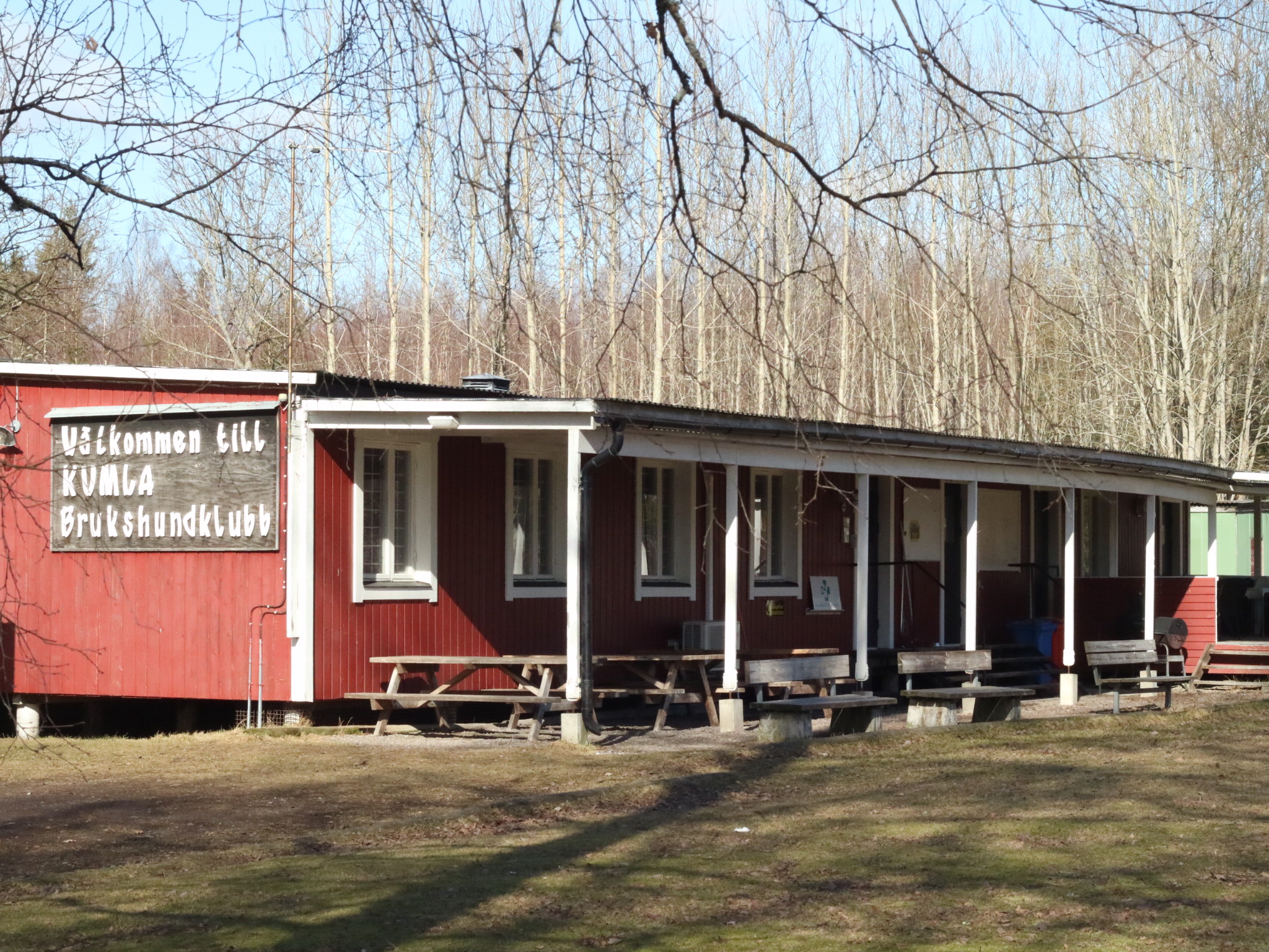 Kumla BKs klubbstuga en solig vårdag