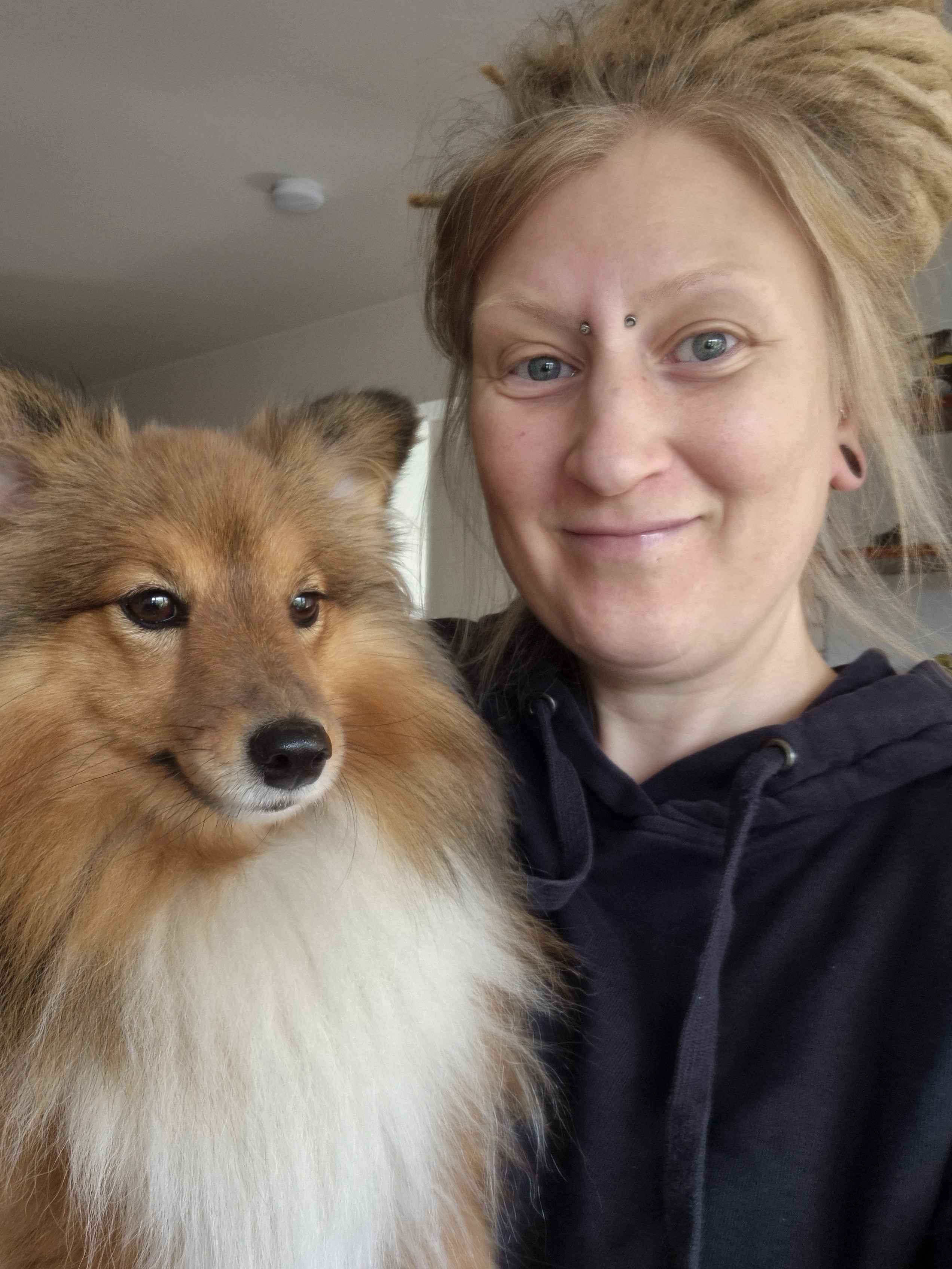 Ansiktsbild på Sissel Nevestveit med sin hund Majken.