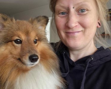 Ansiktsbild på Sissel Nevestveit med sin hund Majken.