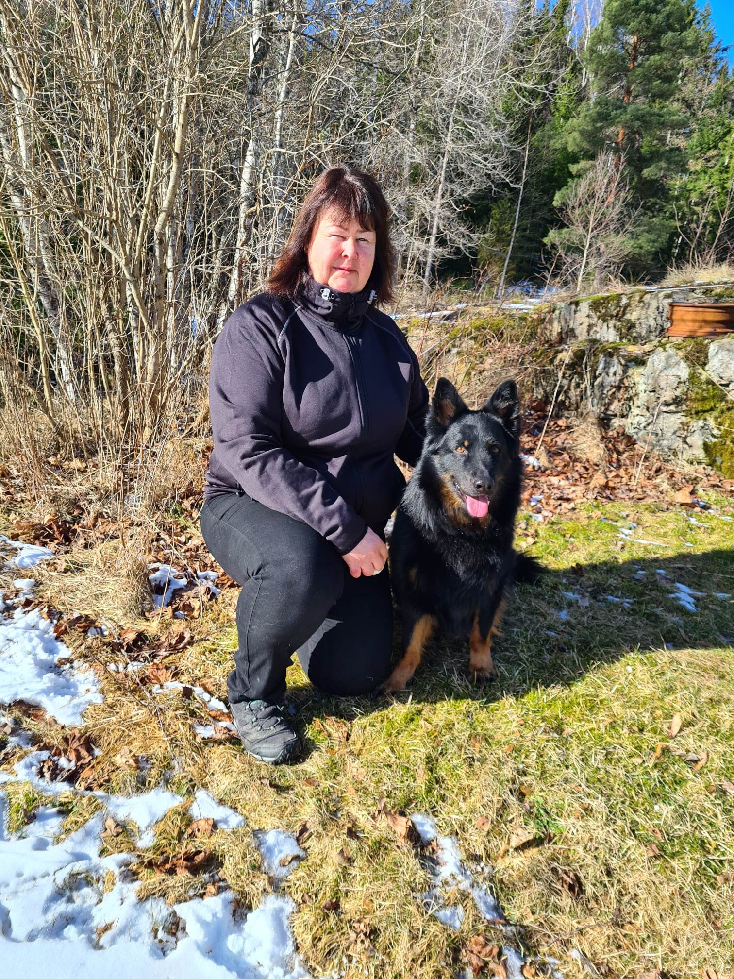 Kvinna sittande bredvid hund