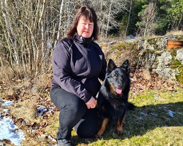 Kvinna sittande bredvid hund