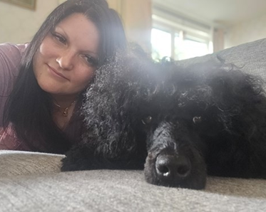 Svart pudel Lizzla med matte