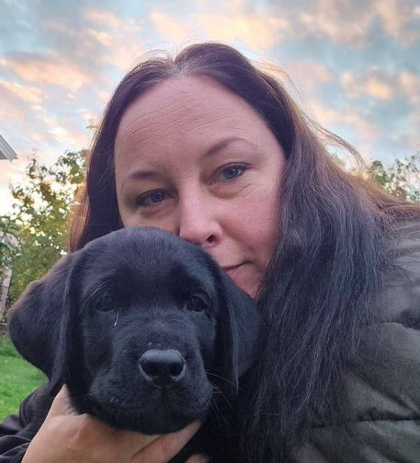 tjej och labradorvalp