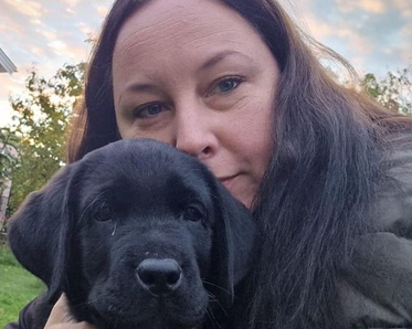 tjej och labradorvalp