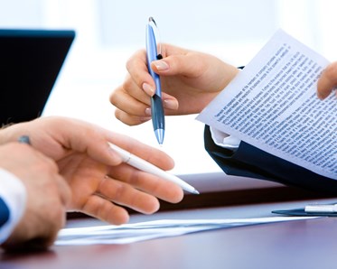 Två människor som skriver under dokument